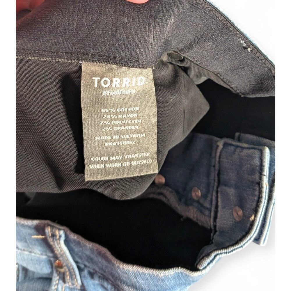 Torrid Bombshell Skinny Jeans 28R NWT Button Fly Light Wash Distressed Plus Size - Picture 6 of 9